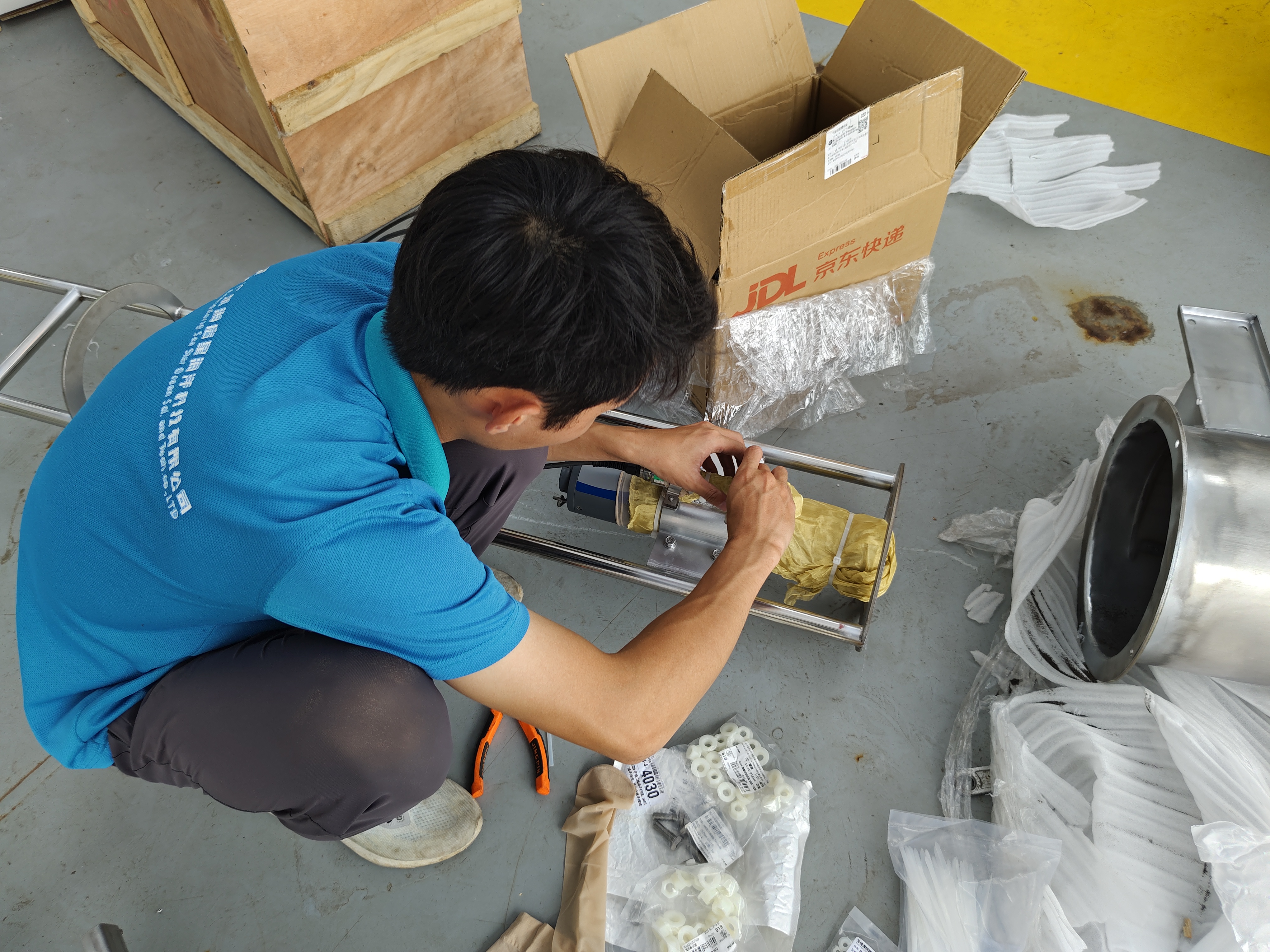 预装温盐探仪和多参数水质传感器至井筒