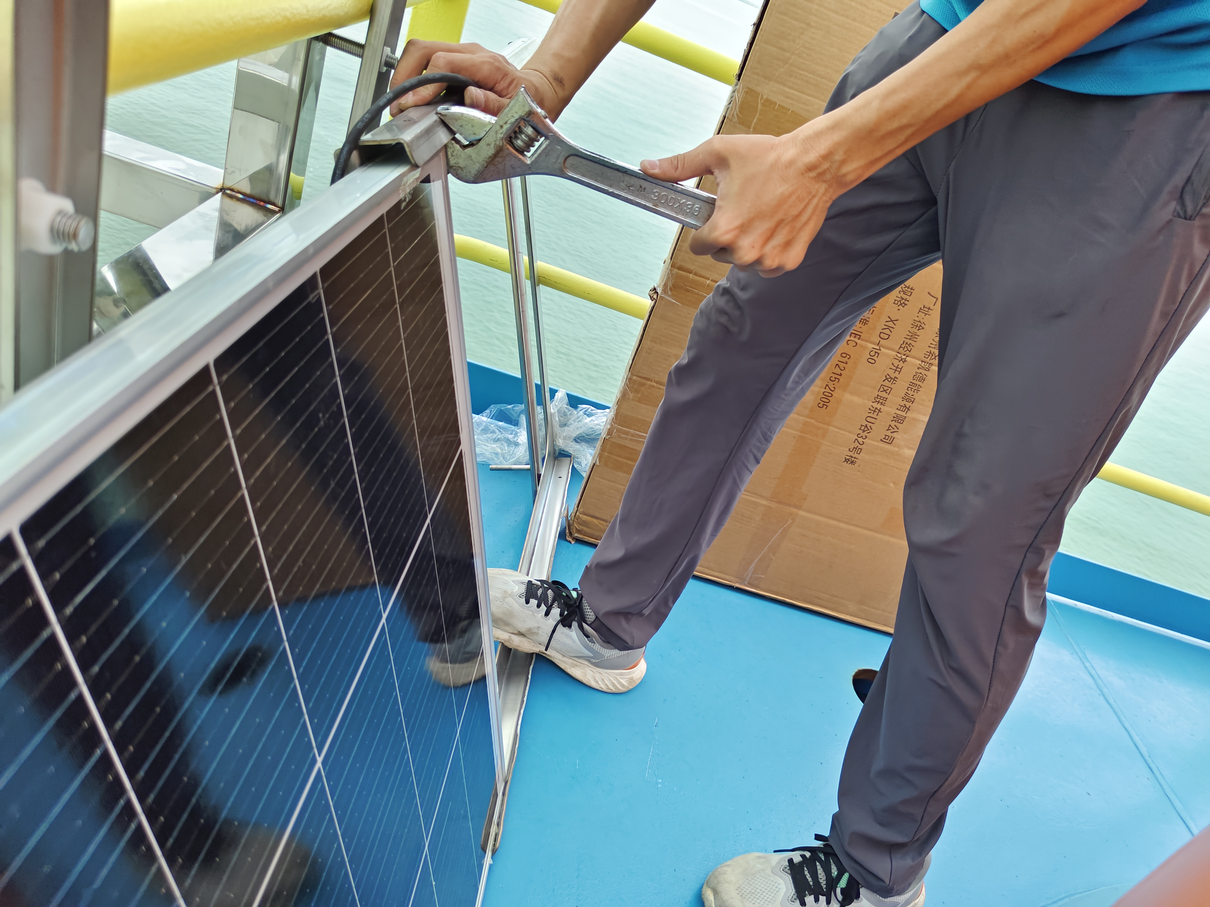 拓宽光伏板槽位