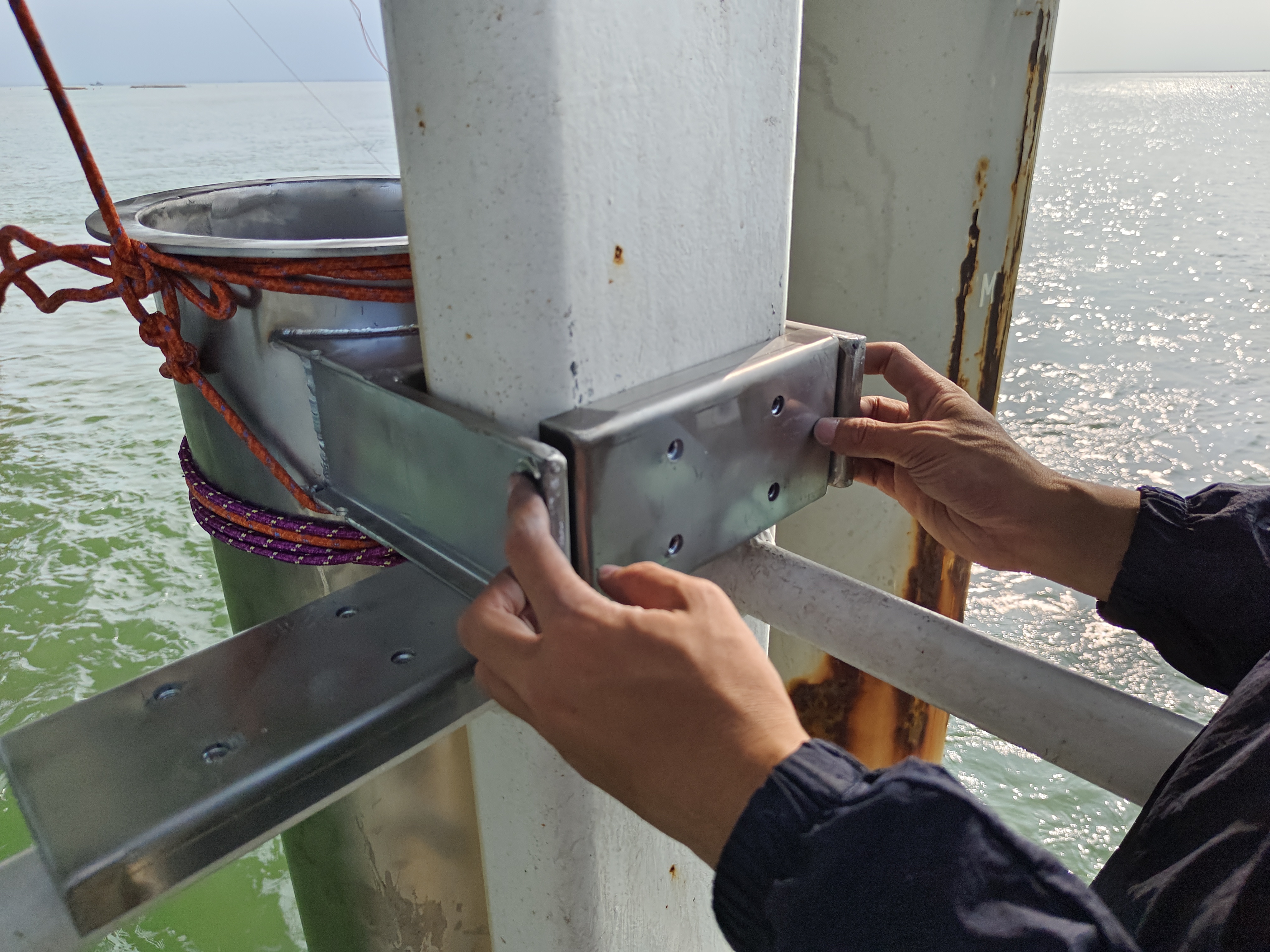 试装温盐探仪和多参数水质传感器至井筒