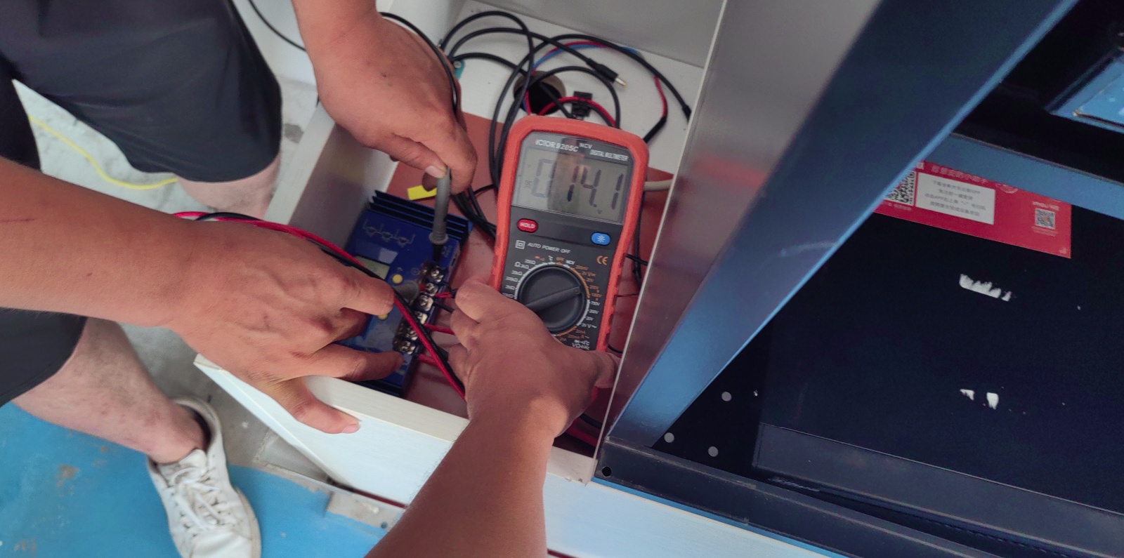 锦州中心渔港站-供电系统-蓄电池、充电控制器