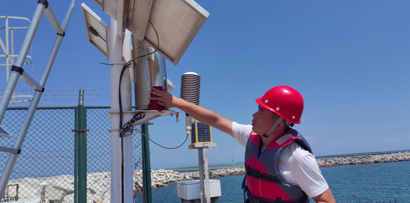 绥中港码头点-雨量器