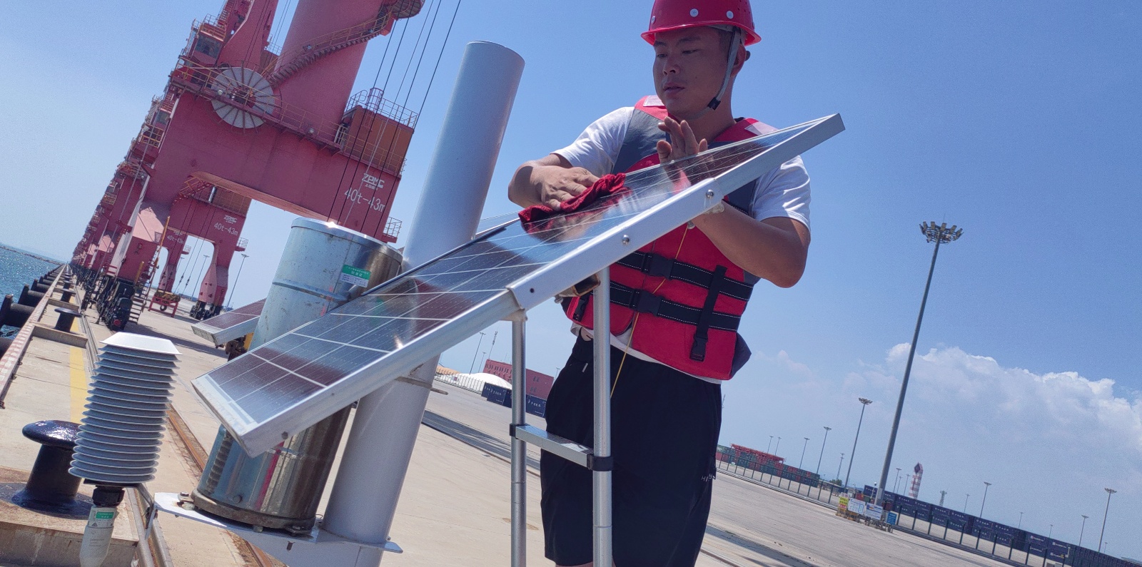 绥中港码头点-供电系统-太阳能板