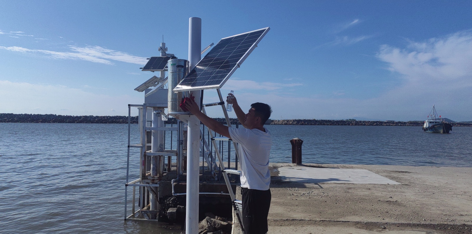 南尖码头点-雨量器