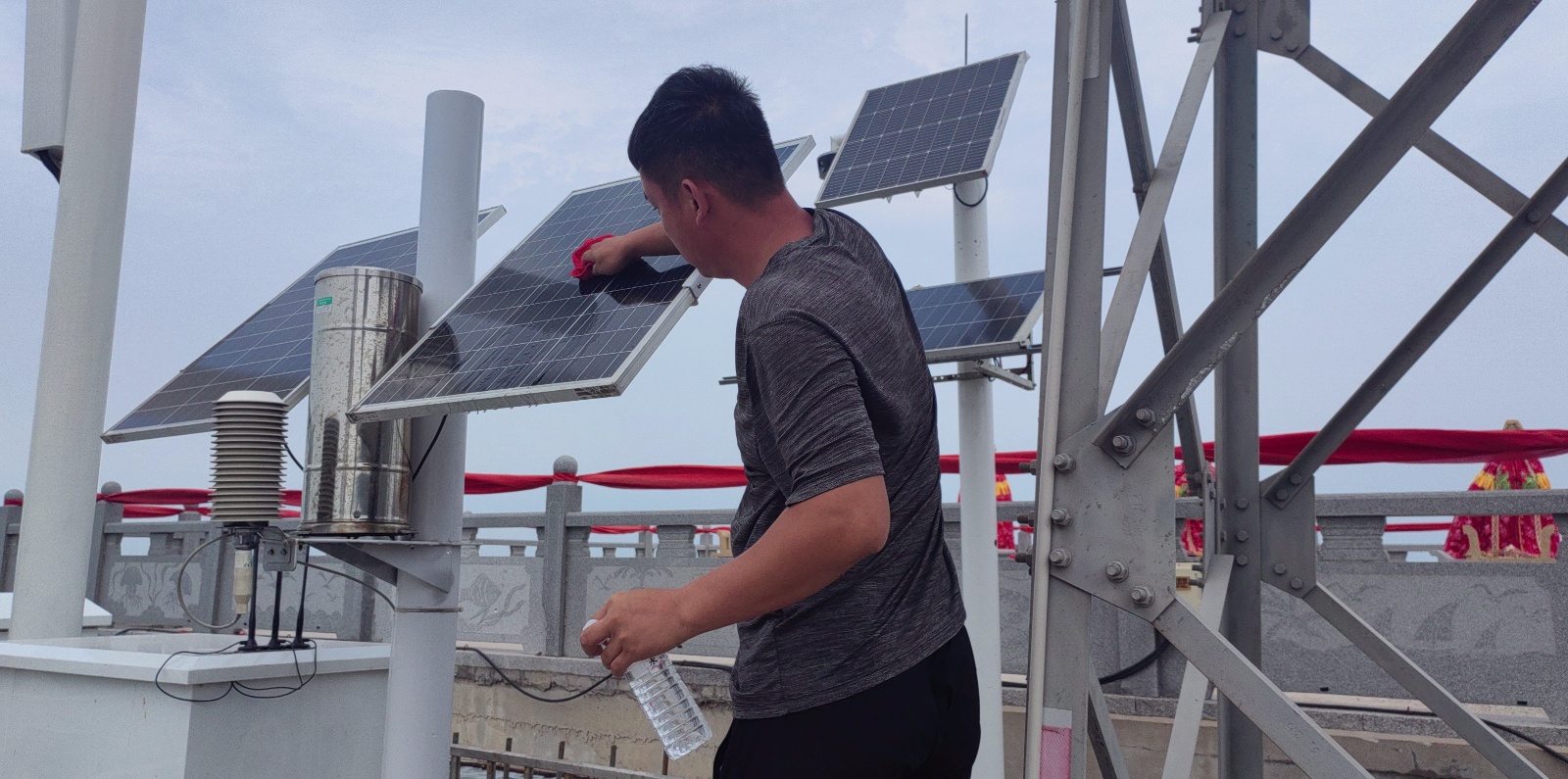 光辉码头点-供电系统-太阳能板