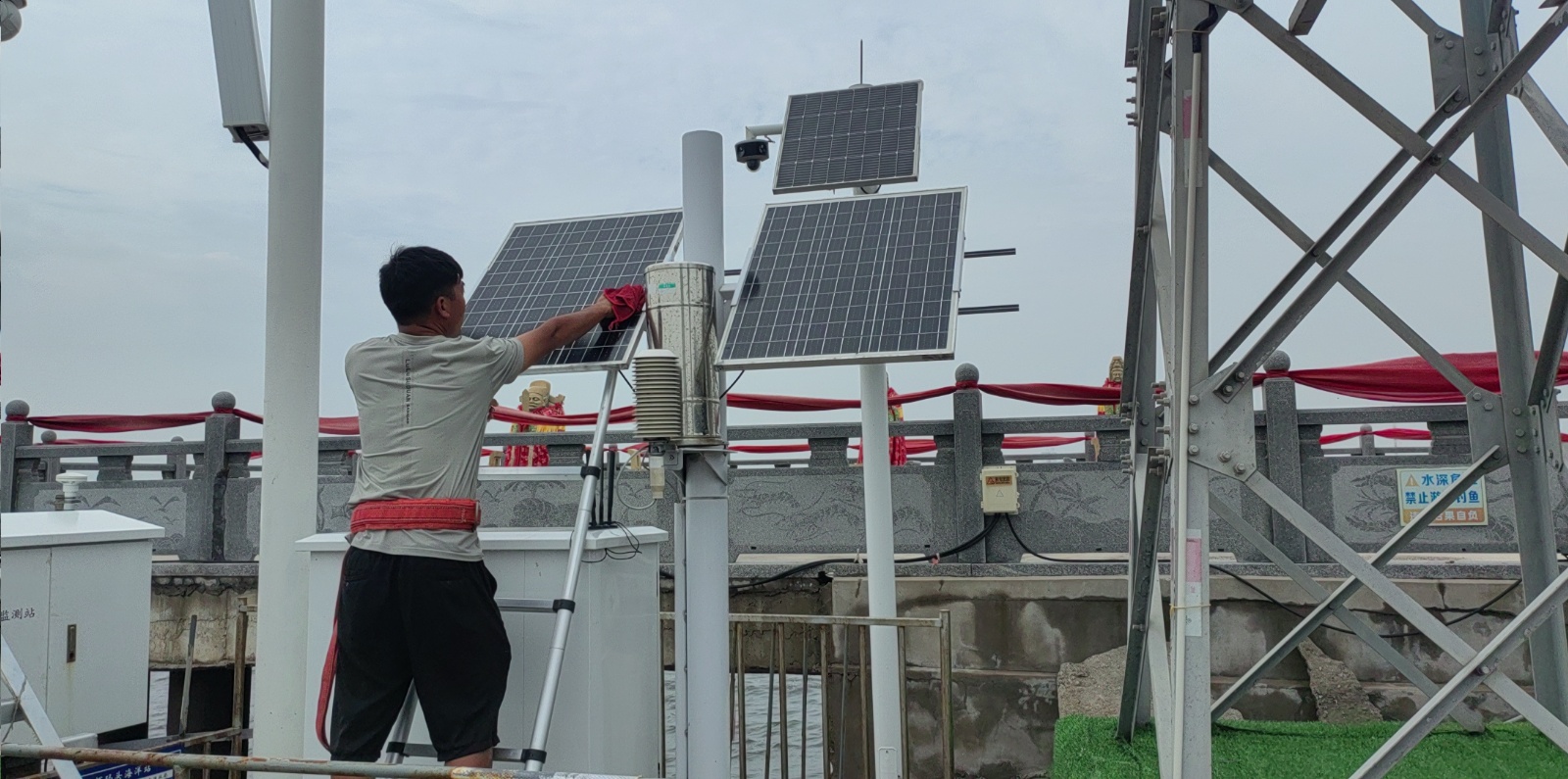 光辉码头点-供电系统-太阳能板