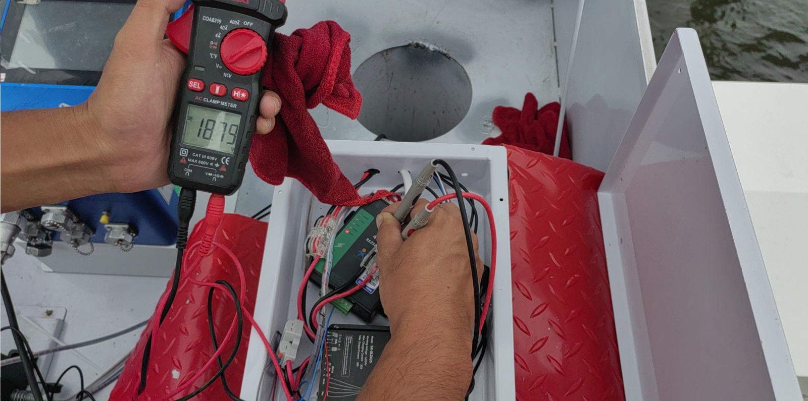 光辉码头点-供电系统-蓄电池、充电控制器