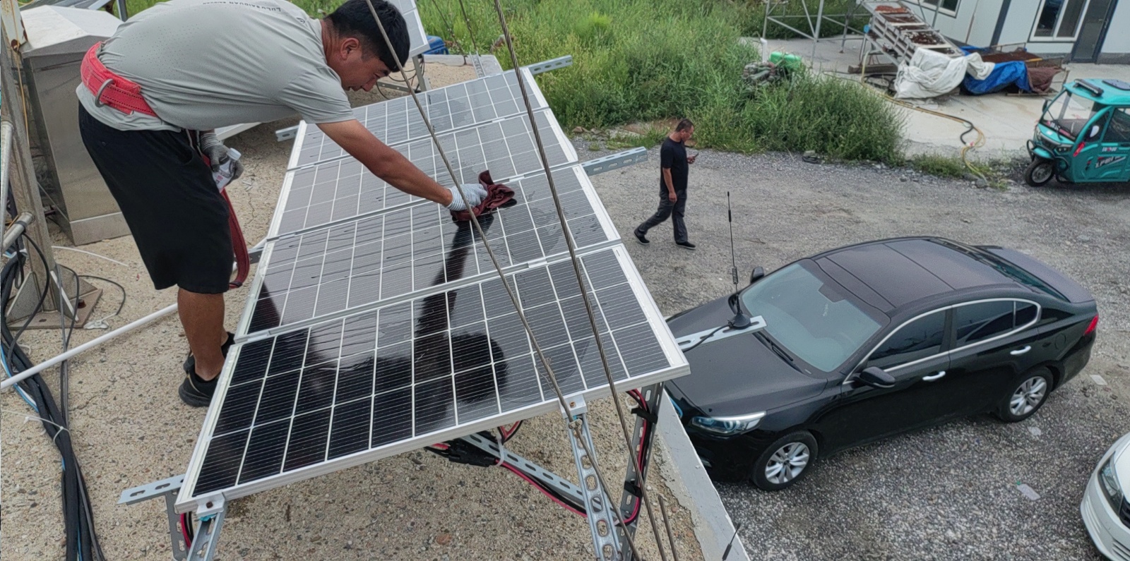 盘锦二界沟站-供电系统-太阳能板