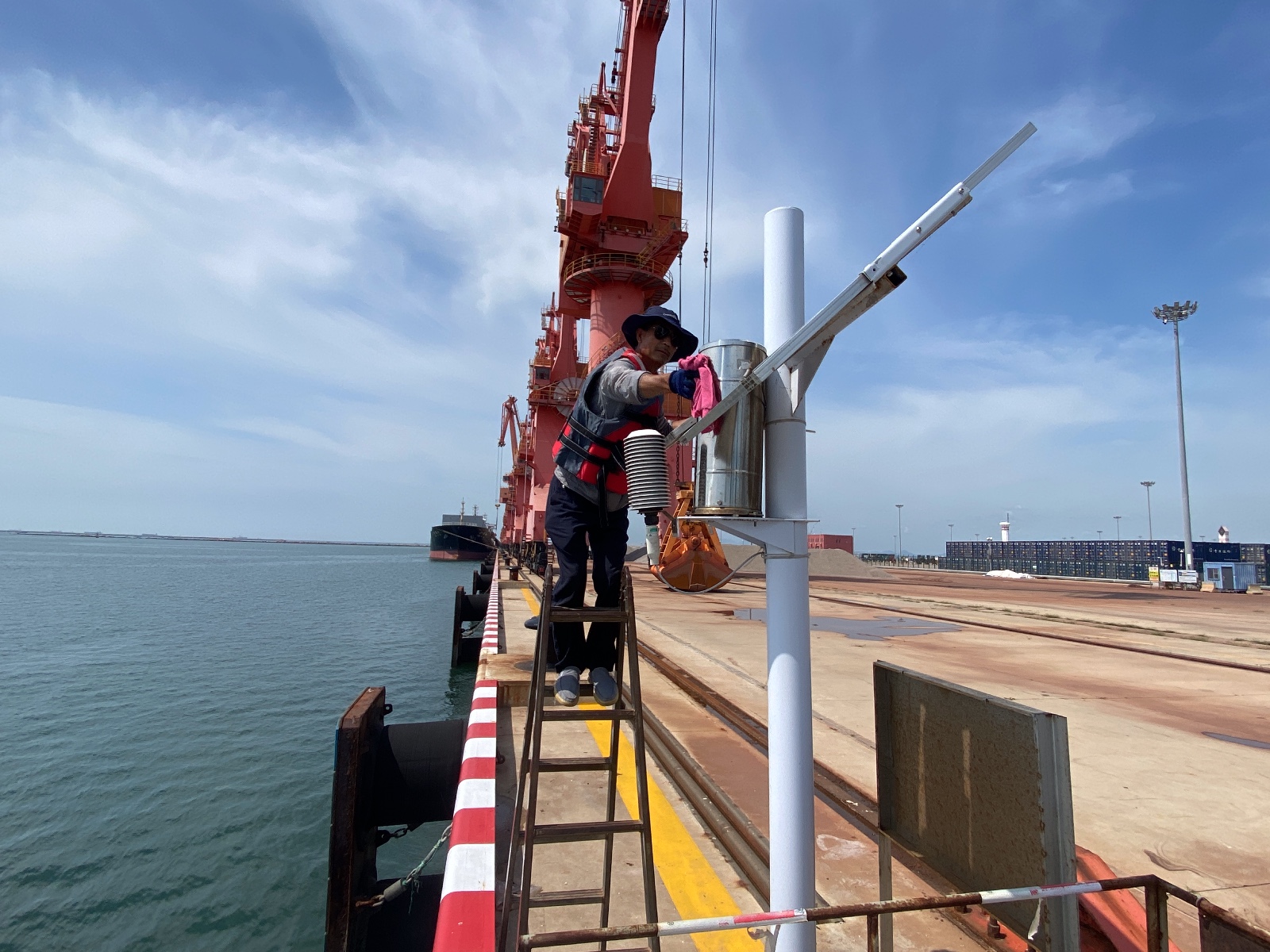 绥中港码头点-雨量器