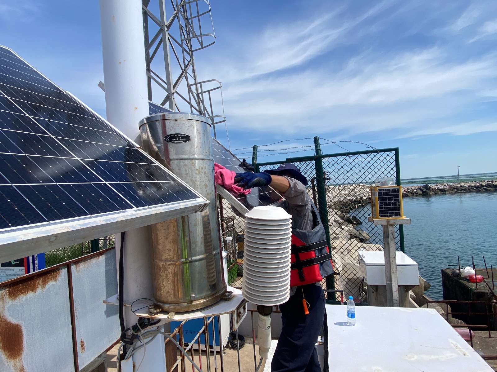 绥中港码头点-供电系统-太阳能板