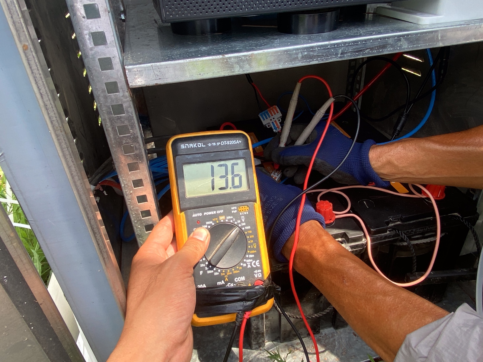 绥中港码头点-供电系统-蓄电池、充电控制器