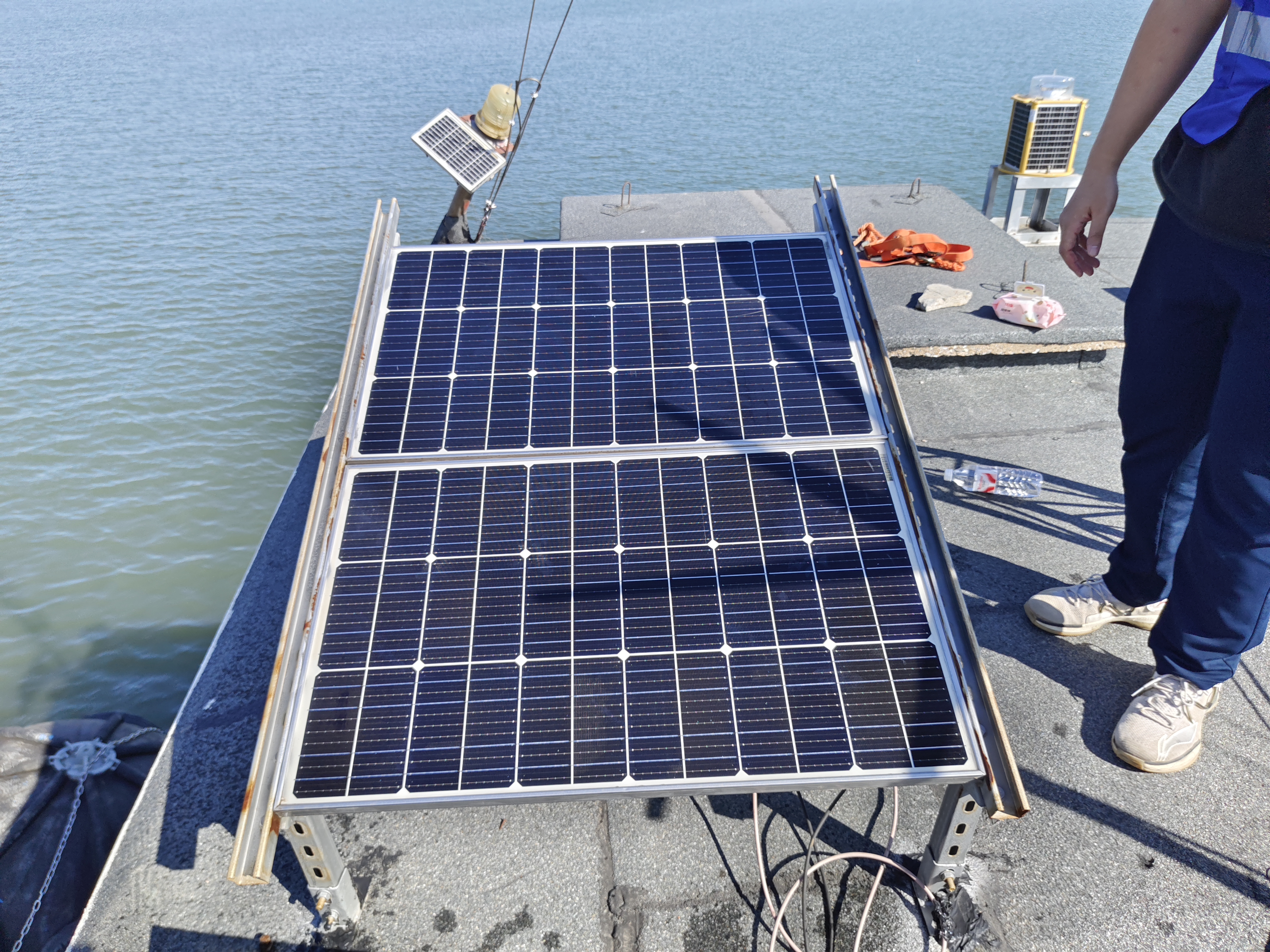 锦州中心渔港站-供电系统-太阳能板