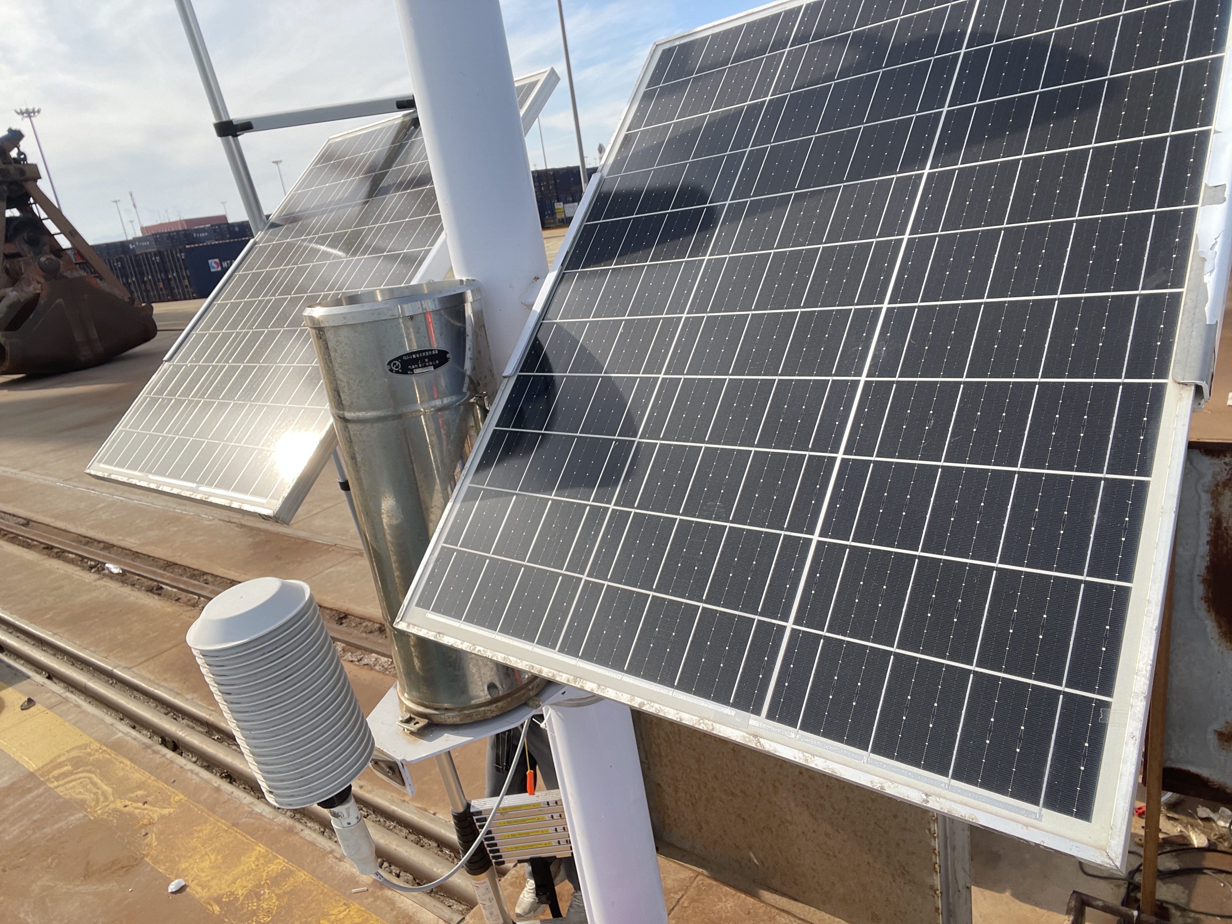 绥中港码头点-供电系统-太阳能板