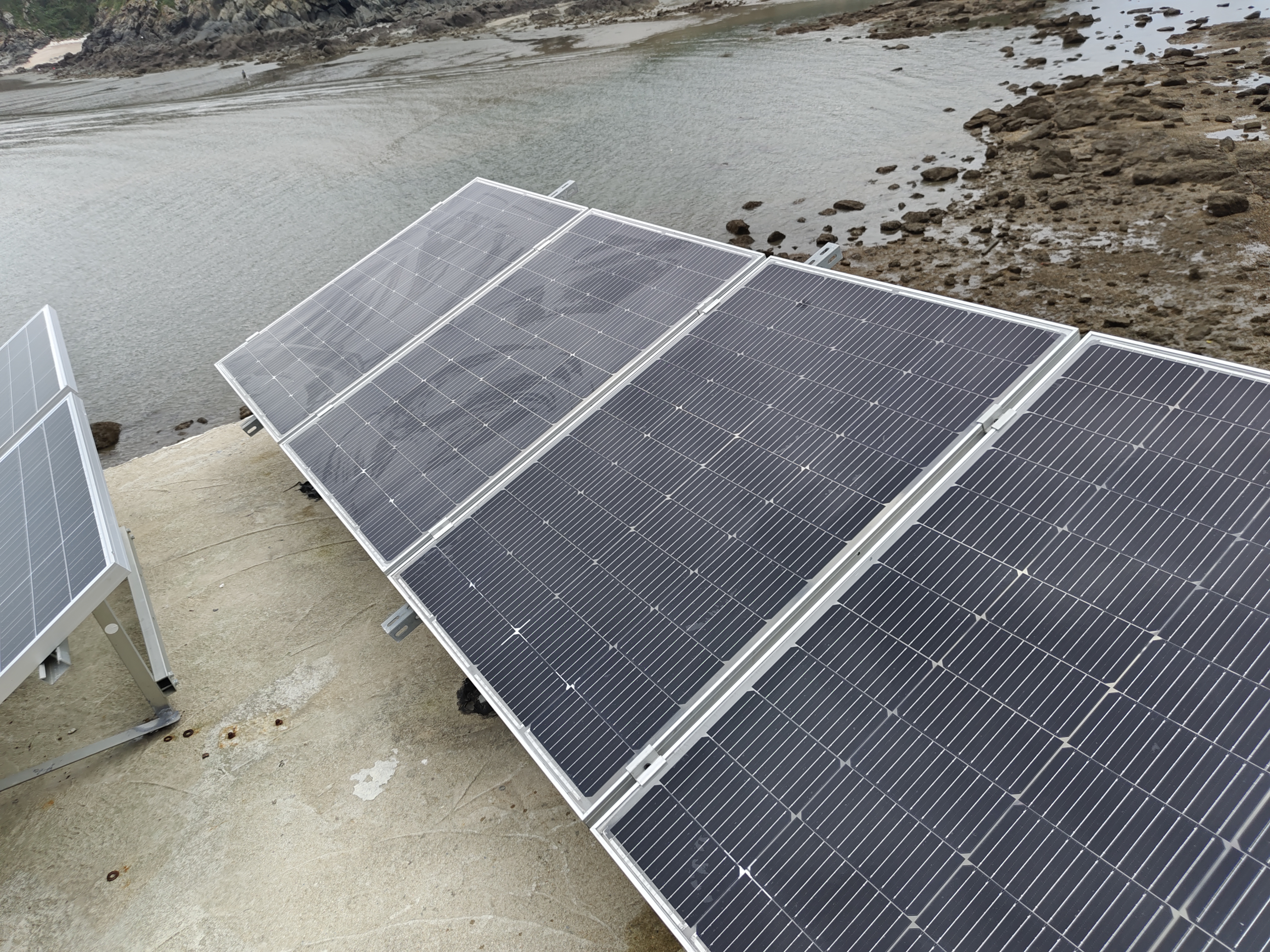 丹东大鹿岛站-供电系统-太阳能板