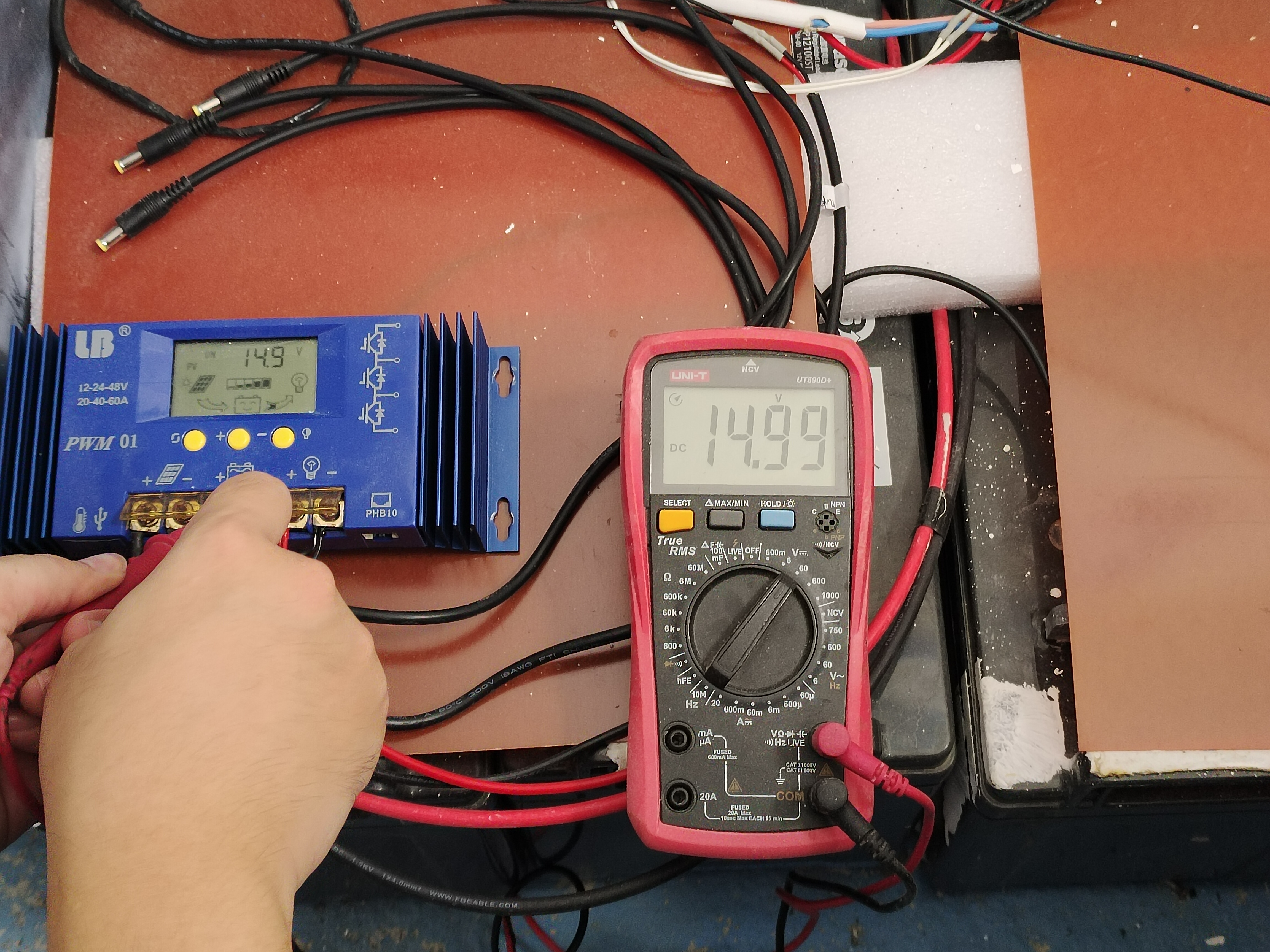 丹东大鹿岛站-供电系统-蓄电池、充电控制器