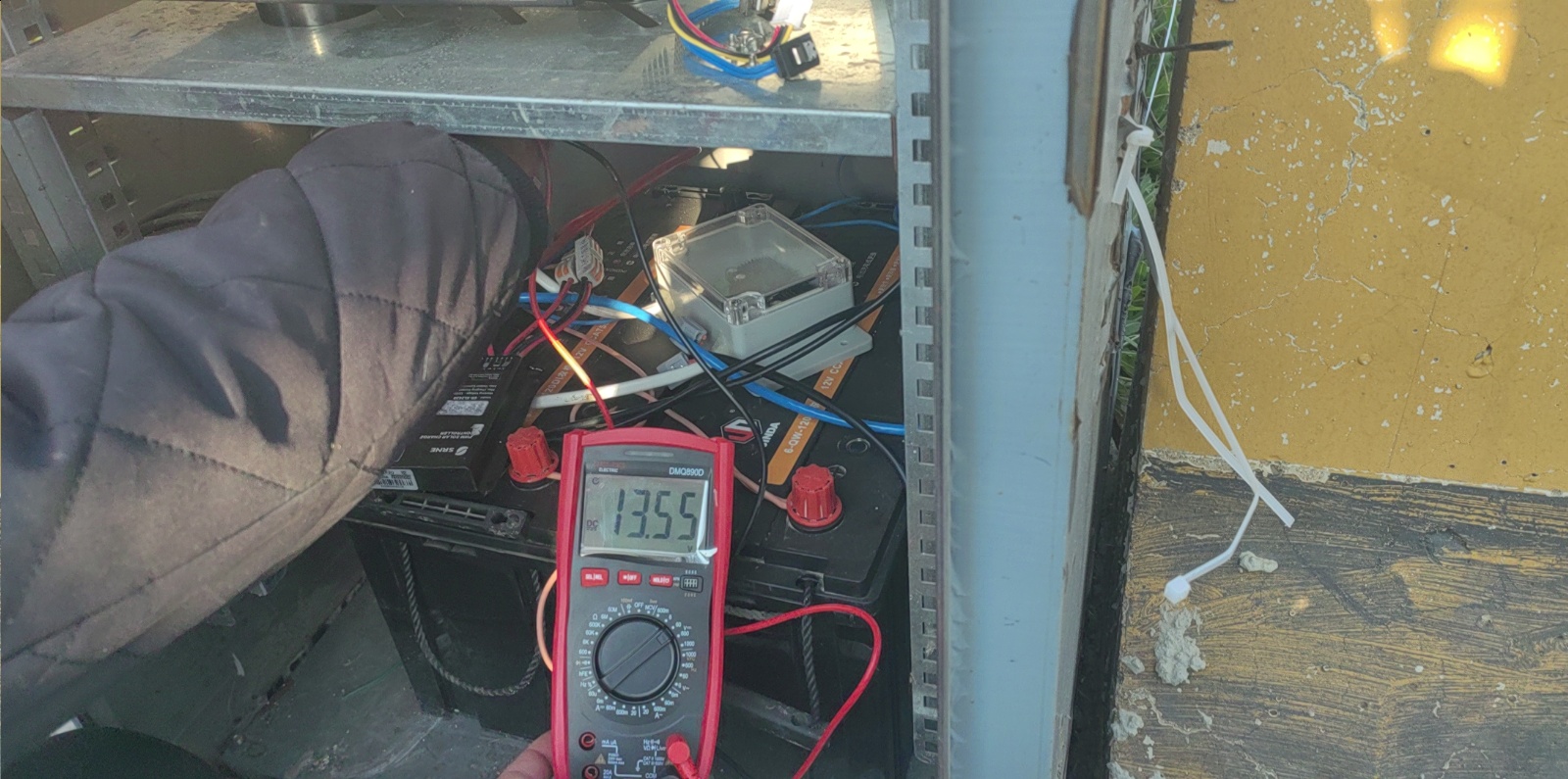 绥中港码头点-供电系统-蓄电池、充电控制器