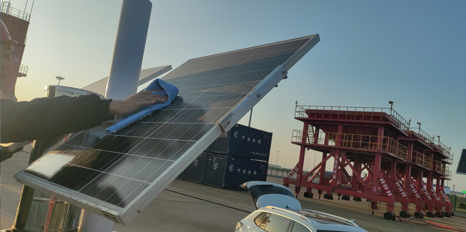 绥中港码头点-供电系统-太阳能板