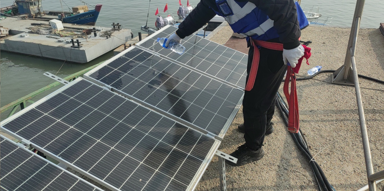 盘锦二界沟站-供电系统-太阳能板