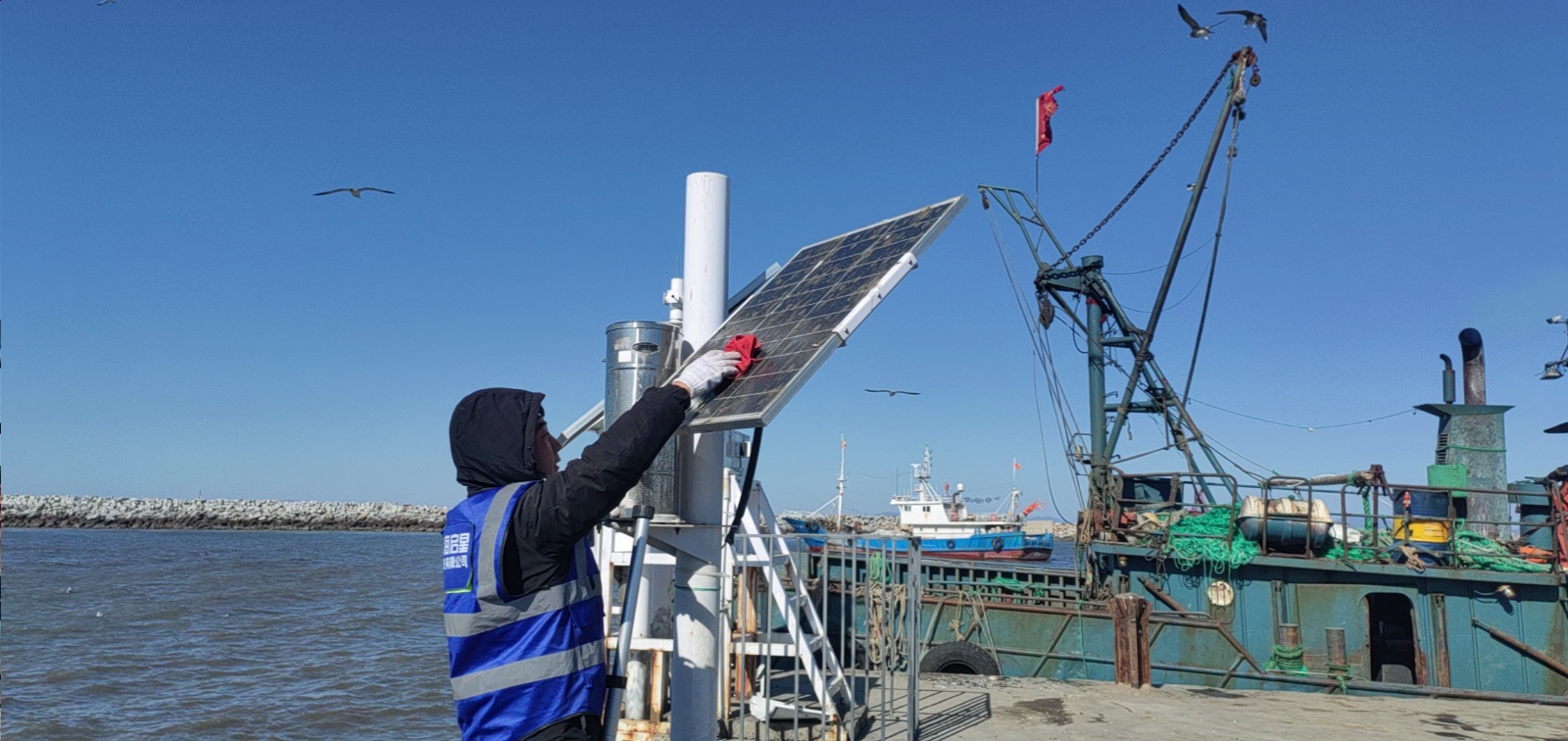 南尖码头点-供电系统-太阳能板