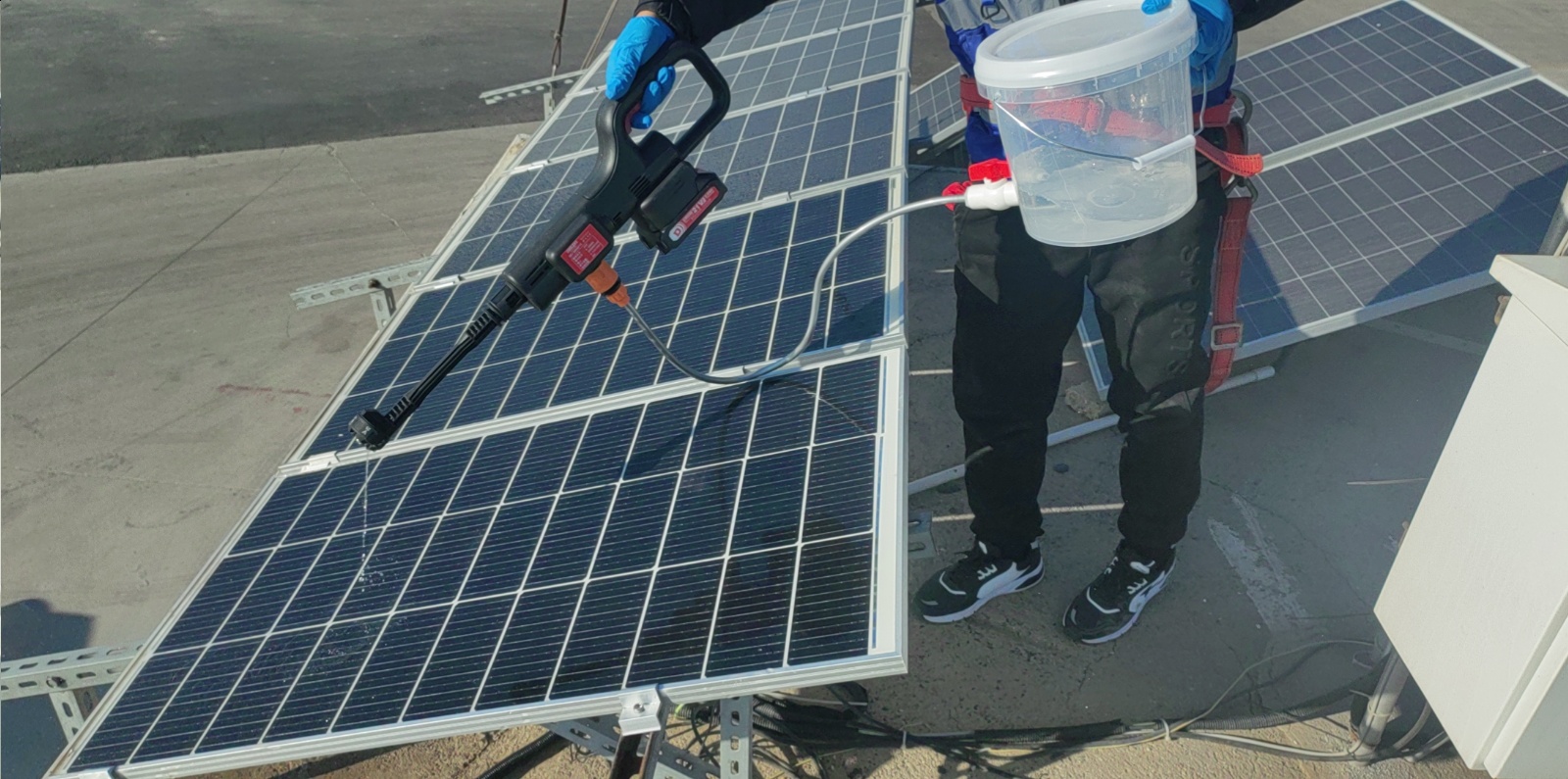 绥中天龙寺渔港站-供电系统-太阳能板