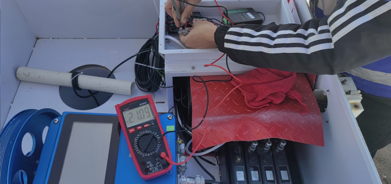 绥中港码头点-供电系统-蓄电池、充电控制器