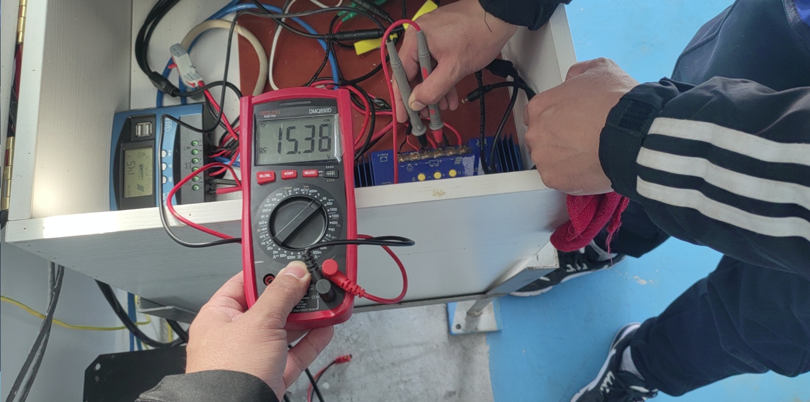 锦州中心渔港站-供电系统-蓄电池、充电控制器