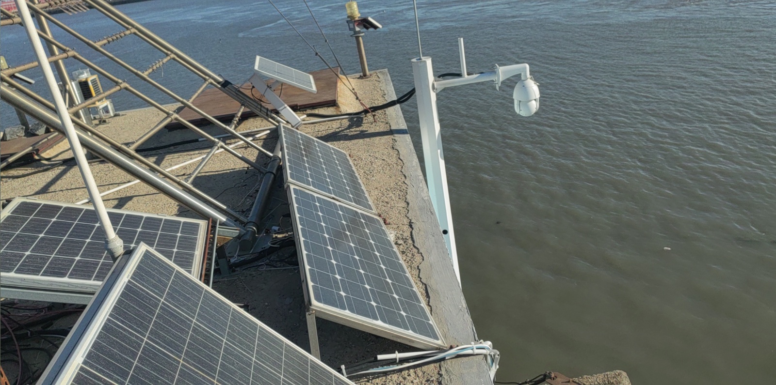 盘锦二界沟站-供电系统-太阳能板