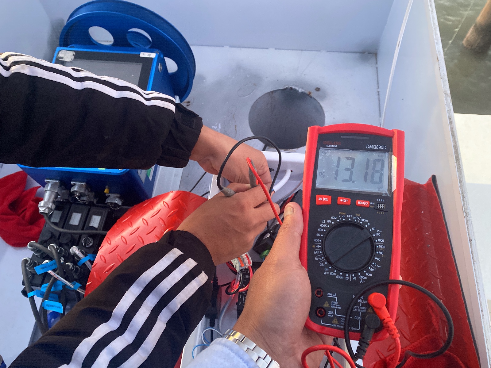 光辉码头点-供电系统-蓄电池、充电控制器