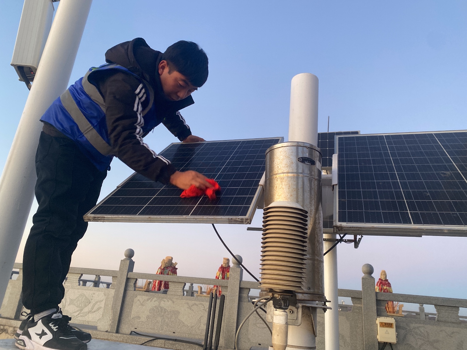 光辉码头点-供电系统-太阳能板