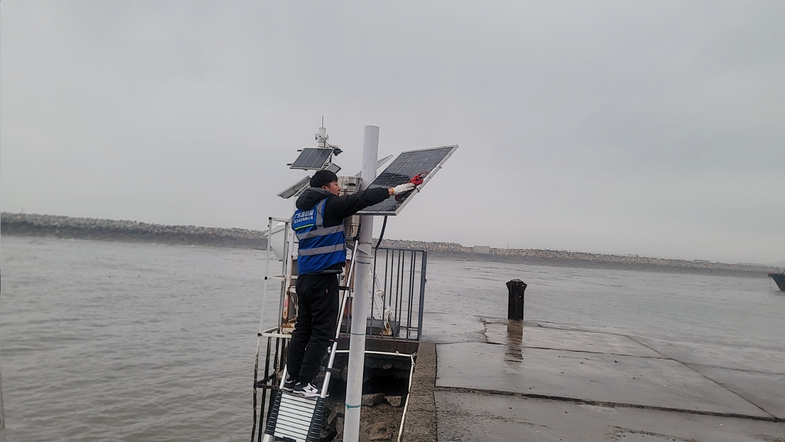 南尖码头点-供电系统-太阳能板