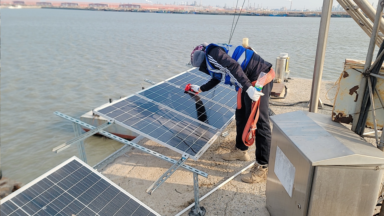 盘锦二界沟站-供电系统-太阳能板