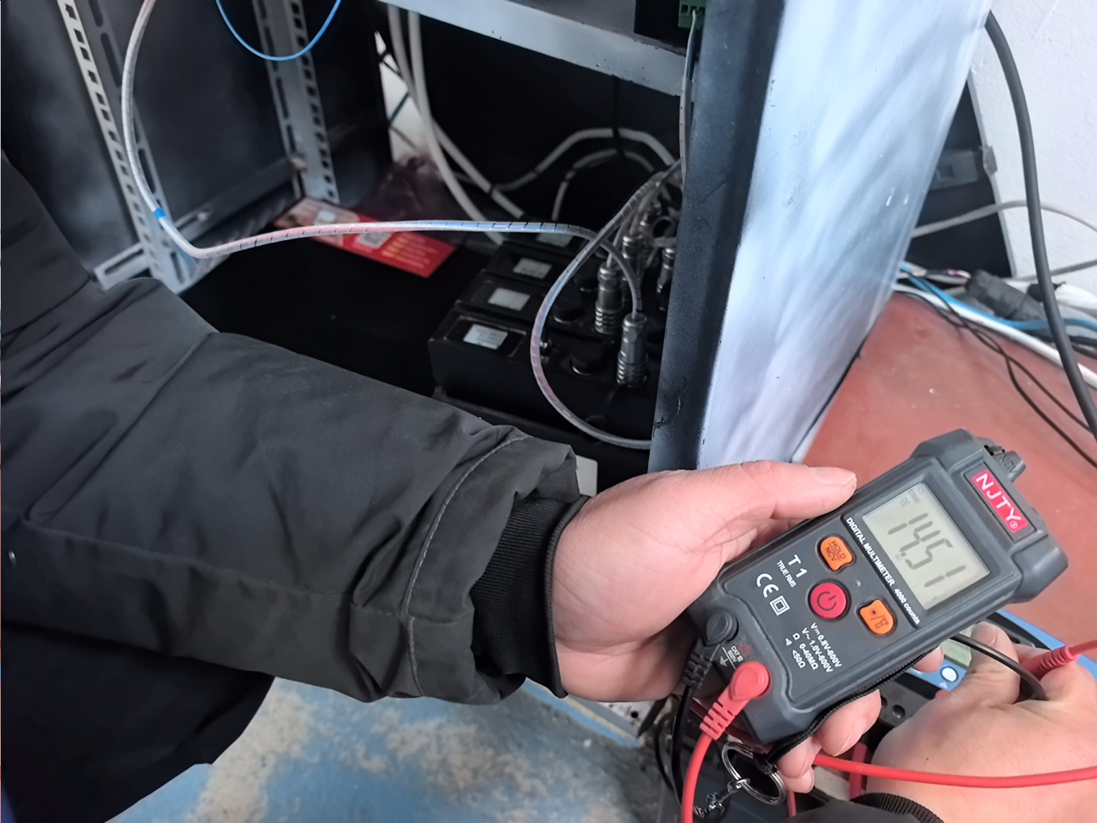 丹东大鹿岛站-供电系统-蓄电池、充电控制器