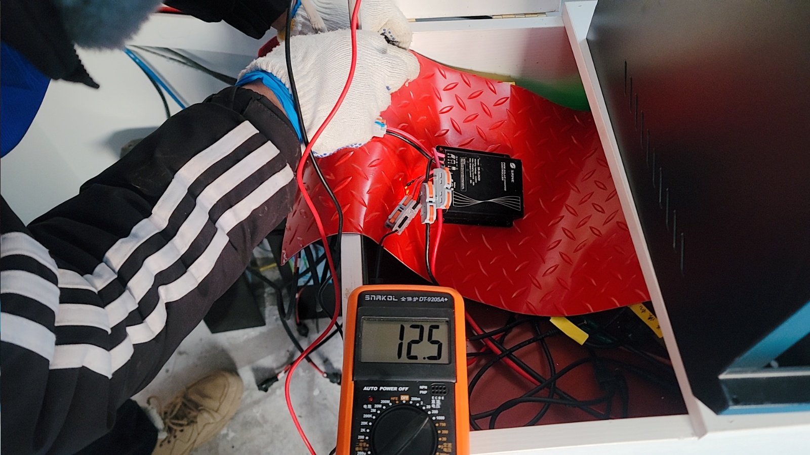 锦州中心渔港站-供电系统-蓄电池、充电控制器