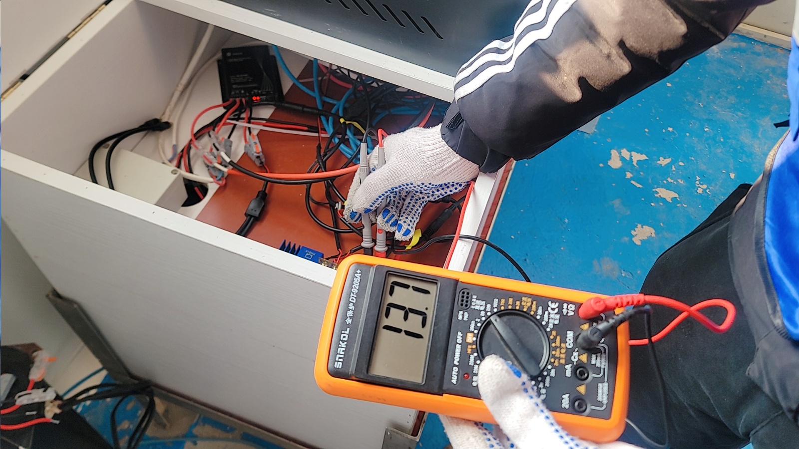 绥中天龙寺渔港站-供电系统-蓄电池、充电控制器