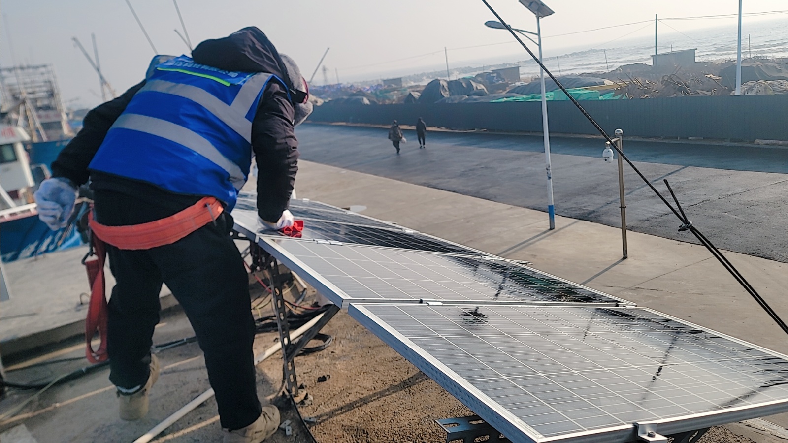 绥中天龙寺渔港站-供电系统-太阳能板